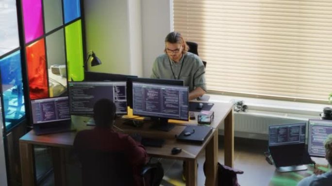 不同的同事在台式计算机上编写代码，并设置专业的多显示器。软件开发部门致力于软件作为业务客户的服务平台