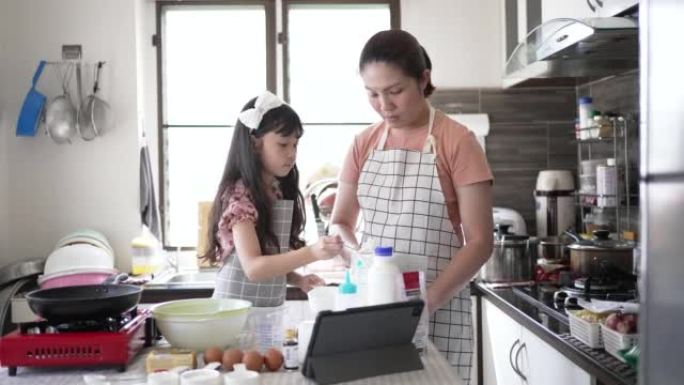 母女俩周末在家做锅饼