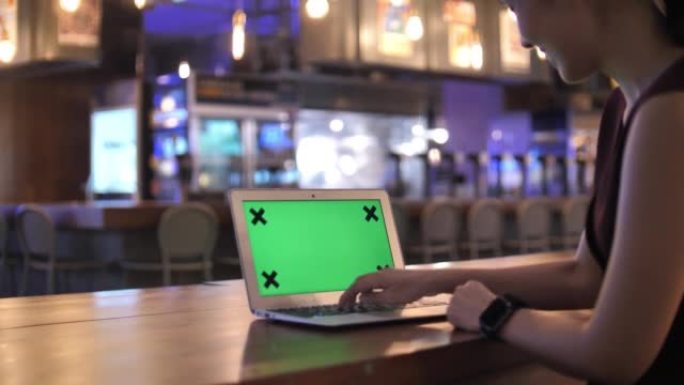 笔记本电脑绿屏咖啡厅酒吧办公