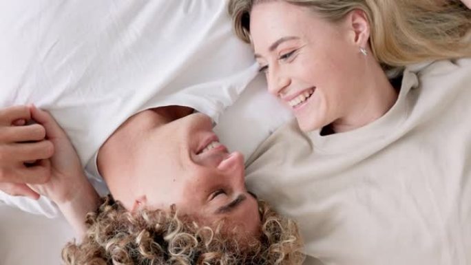 放松，床和情侣一起亲吻顶视图，为了爱，关怀和幸福。在澳大利亚，年轻人在卧室里约会的人的快乐，微笑和浪