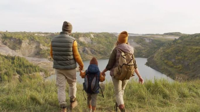 徒步旅行时享受风景的家庭