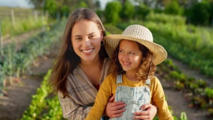 农业，农业和农民，妇女和女孩快乐，新鲜蔬菜和有机生长。母亲和女儿在肖像，绿色可持续性和环境，自然和营