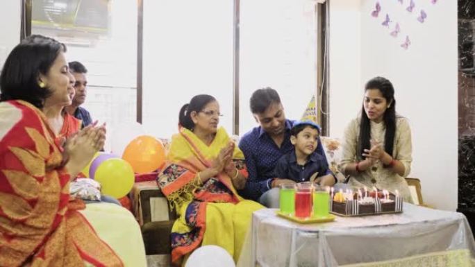 印度家庭庆祝小男孩的生日