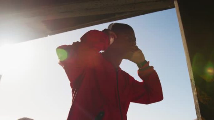 专注的非洲裔美国男子在海边户外运动前戴上耳机