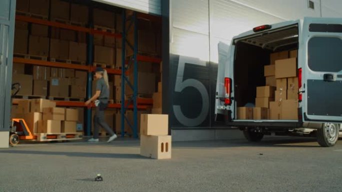 物流仓库模拟无人机送货概念: 女工使用平板电脑和无人机的跟踪标记来提取纸箱进行空中送货。电子商务在线
