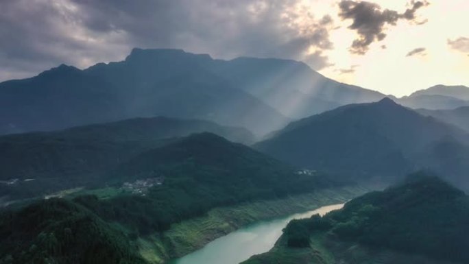 瓦屋山脚下的亚奴湖被绿色的世界花园包围