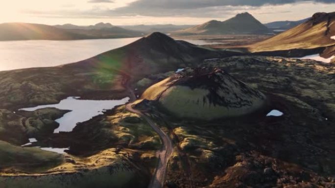 冰岛令人惊叹的风景和日落的鸟瞰图