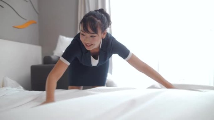 女管家在酒店房间铺床