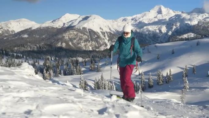 特写: 健康的女人在阳光明媚的冬日在Velika Planina滑雪旅行。
