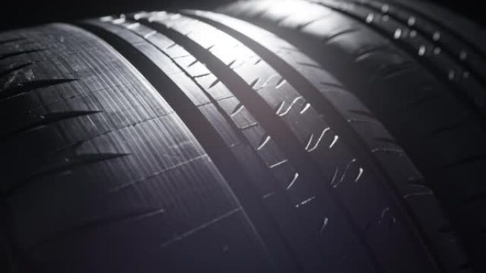 黑色背景下新夏季轮胎胎面表面的特写