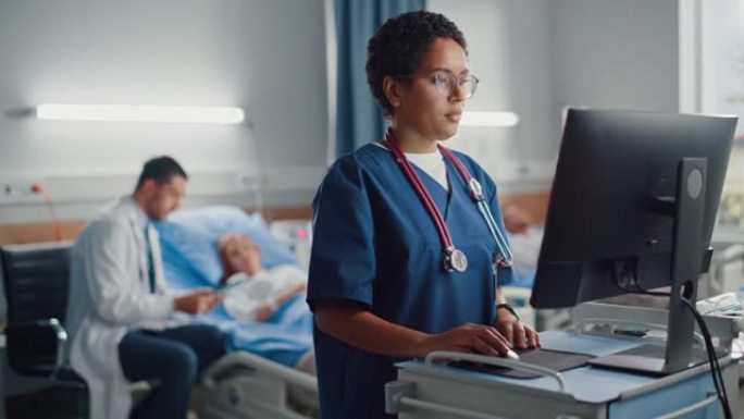 医院病房: 专业黑人女护士长使用医疗电脑。背景技术现代设备诊所医生咨询病人在床上手术成功后康复