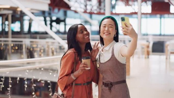 手机自拍，妇女和朋友和平标志在购物中心为社交媒体拍照。Bokeh，手势和女孩在移动智能手机上拍照以获