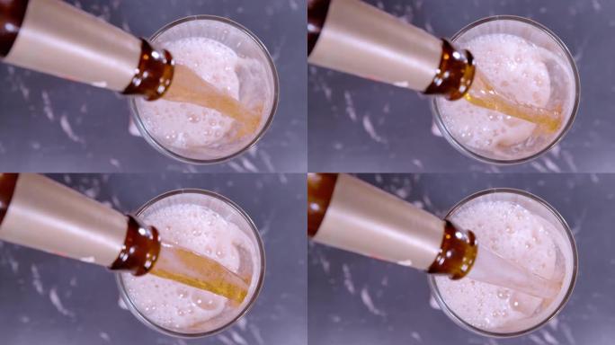 自上而下: IPA啤酒从棕色的老式瓶子中倒入玻璃杯中。