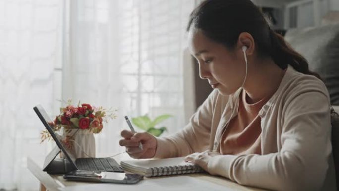 亚洲女性在数字平板电脑上学习