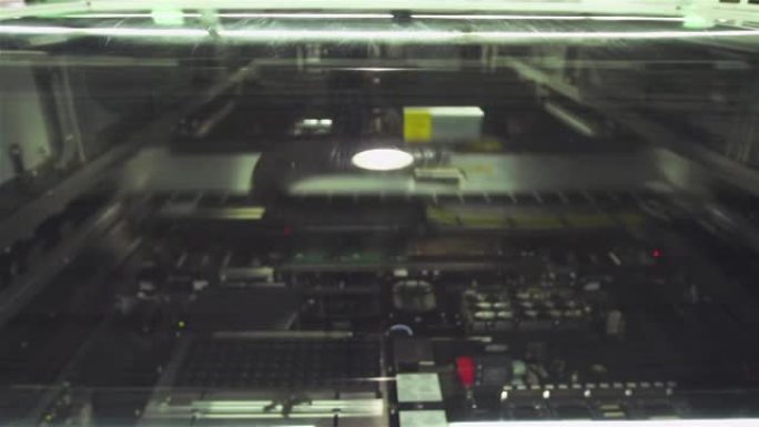 用于数字制造的自动化PCB组装机，用于生产微芯片的工厂。特写。缩小。4k分辨率。