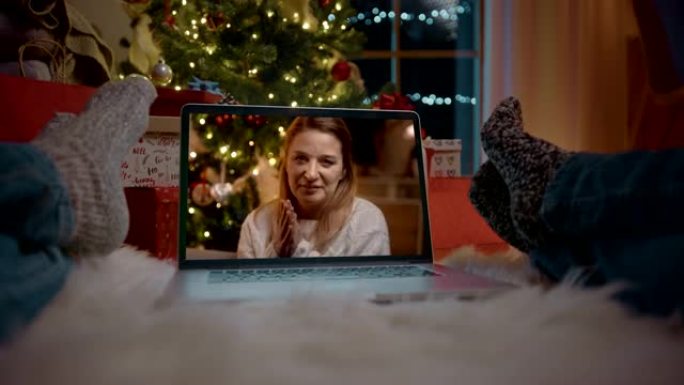 POV夫妇在圣诞节与一名妇女在笔记本电脑上进行视频通话