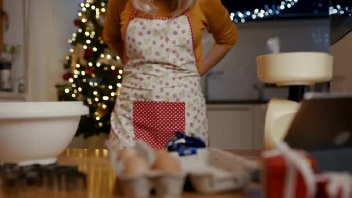 女人在做圣诞饼干前背着围裙