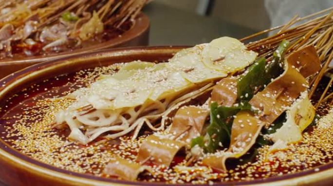 四川博博基不同食物在辣红辣椒汤中的特写