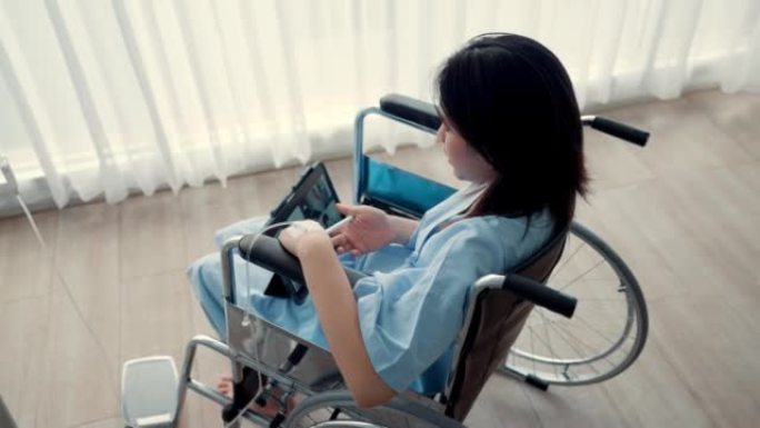 残疾妇女使用笔记本电脑在医院工作。
