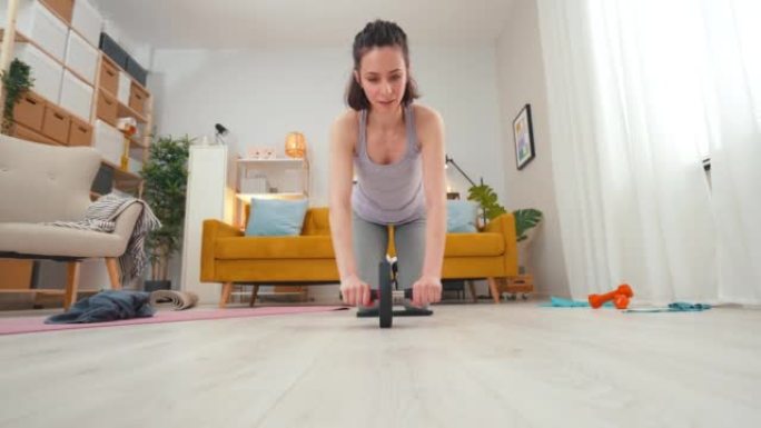 女性在家用滚轮锻炼。