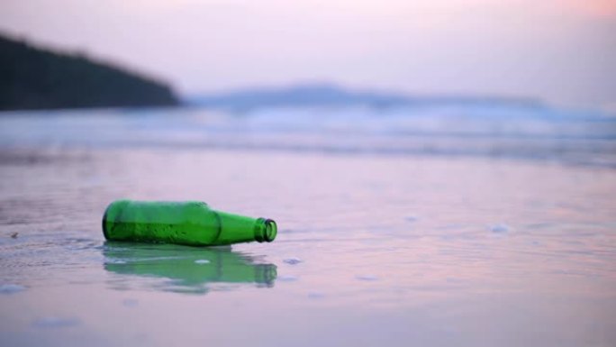 海滩上的塑料瓶垃圾