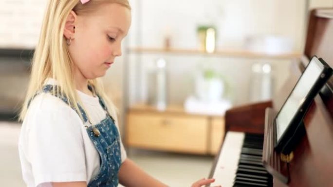 发展，年轻女孩和钢琴的学习，练习和乐器的重点，集中精力和教育。音乐、平板电脑和儿童教育，用于在家玩耍