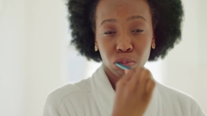 牙科、健康和黑人妇女早上在家浴室内部刷牙。口腔保健，卫生和新鲜的呼吸与牙膏，牙刷和水的健康和白色牙齿