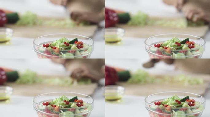 4k视频片段，一个无法识别的女人在家中制作健康的沙拉
