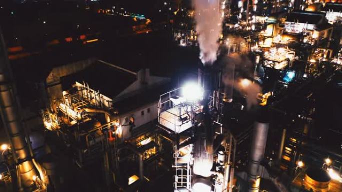 夜间现代制造工厂工业炼油夜景中石油储存罐