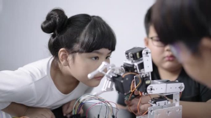 一组儿童学习和固定机器人的教育