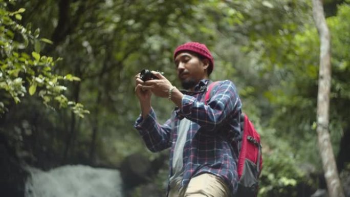 亚洲男性利用假期在森林徒步旅行。