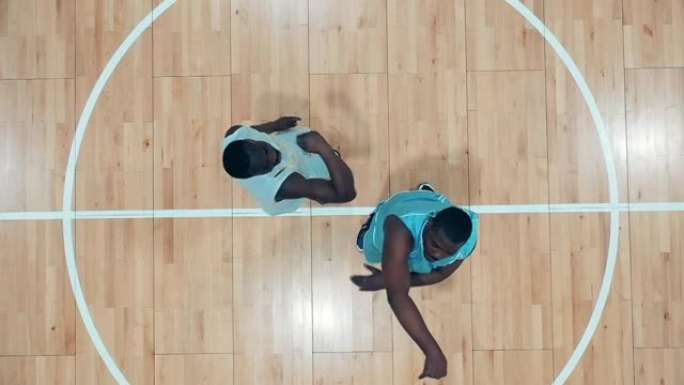 有两名非洲裔美国球员练习篮球的体育馆的俯视图