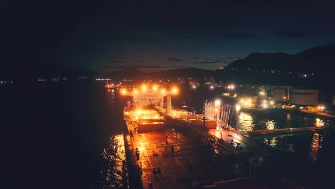 油轮停泊在青衣港的石化石油运输码头