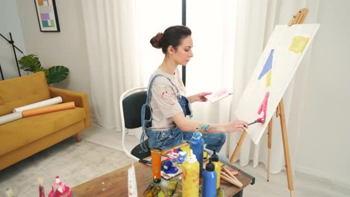 艺术家用滚筒在画布上绘画。