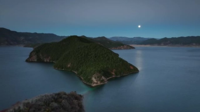 日月共同照耀泸沽湖