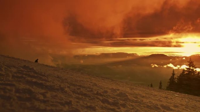 日落时滑雪坡上的WS人