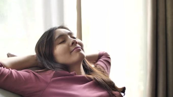 亚洲女性放松在客厅沙发上放松在沙发上深呼吸深呼吸