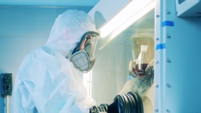 实验室工作人员正在实验室柜中观察液体样品
