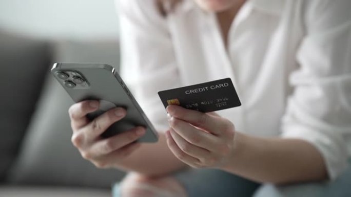 用手中的信用卡在智能手机上进行在线购物