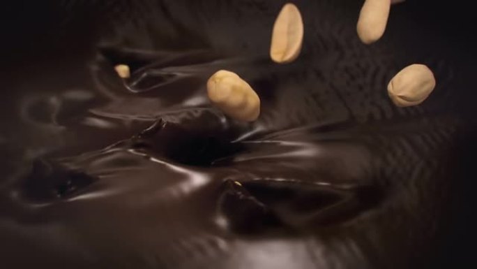 花生在4k超慢动作中溅到液态黑巧克力中