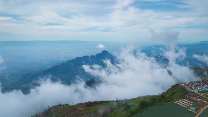 雾的鸟瞰图在泰国北部的雨林山上流过，过度流失