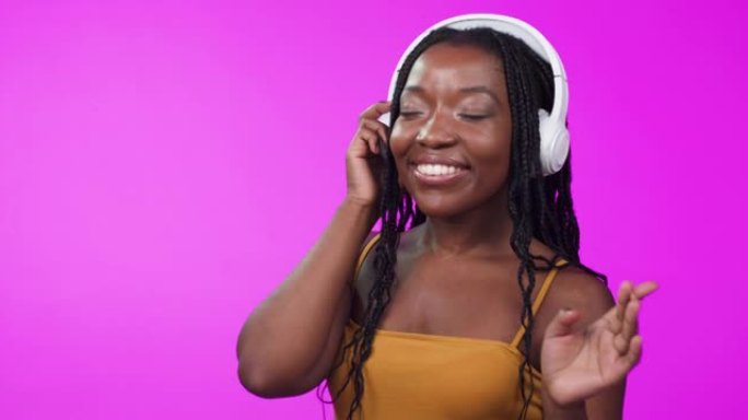 4k视频片段，一个女人在通过耳机听音乐时跳舞