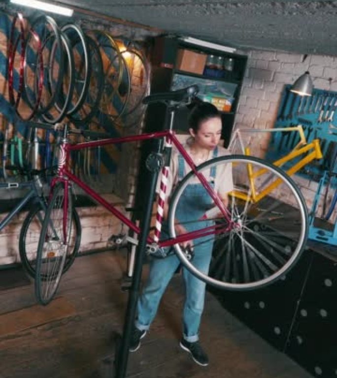 女机械师仔细研究自行车的每一个细节。