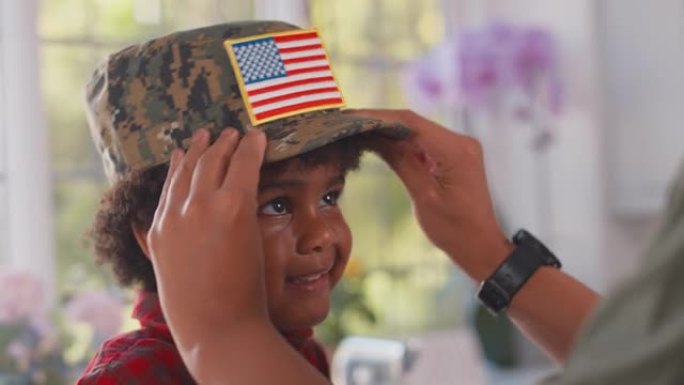 美军母亲回家休假，在厨房给儿子戴军帽的特写——慢镜头
