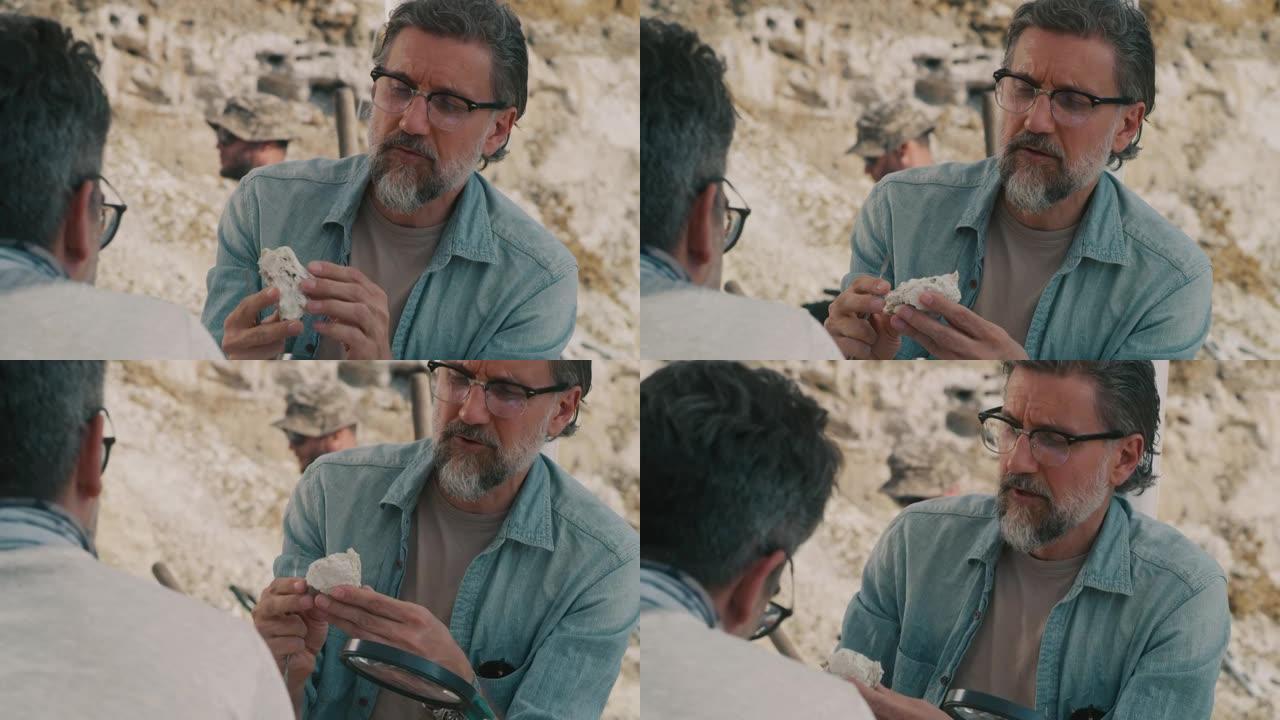 成熟的考古学家与同事讨论化石