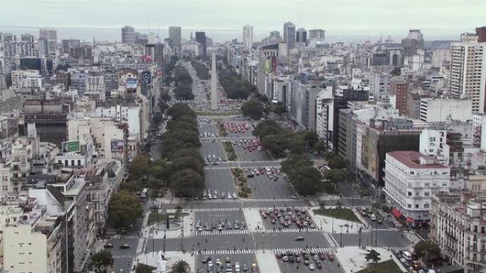 阿根廷布宜诺斯艾利斯市中心的德朱利奥大道和方尖碑9号。