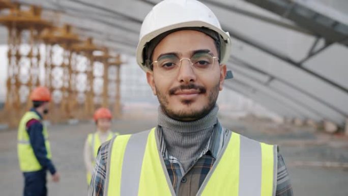 阿拉伯建筑工人穿着制服站在户外工作场所的肖像