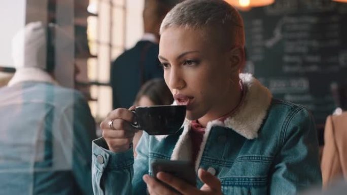 美丽的女人使用智能手机在咖啡馆喝咖啡发短信在社交媒体上分享信息享受移动技术