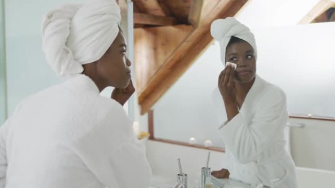 非裔美国有魅力的女人在浴室卸妆