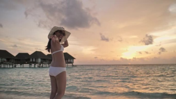 亚洲妇女在假期中享受旅行海滩